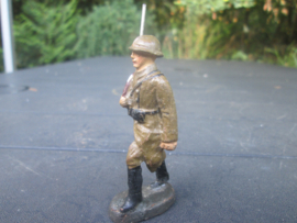 ELASTOLIN Belgium soldier marching. Marcherende Duitse soldaat.