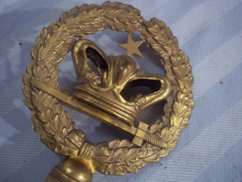 Vlaggenstandaard vuurverguld, 18cm. in driedemensionale  kroon in lauwerkrans met daaronder een sabel en de letters OF. zeer decoratief