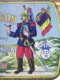 Nice colourfull tobacco tin with French Cuirassier.DRAGON.Decoratief Frans tabaksblikje zeer bijzonder in perfekte staat, met dragonder.