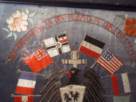 Duitse herinneringsplaat China. ALS ERINNERUNG AN DEN FELDZUG IN CHINA 1900 1901 1902 --  GOTT MIT UNS. afgebeeld Keizerlijke Marine adelaar met boot en vlaggen zilverdraad en chinees zijden TOP. 65x75 cm.