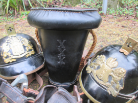 Leather fire department bucket. Leren brandweer blus emmer van de Amsterdamse brandweer met de typische 3 kruizen wapen van Amsterdam., zeldzaam en origineel stuk.