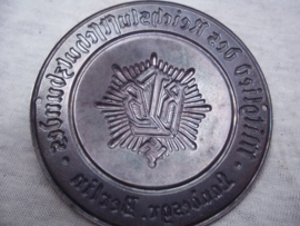 German plaque of the Civil defence. Duitse deur plaquette van de RLB Mitglied des Reichsluftschutzbundes Landesgruppe Berlin, met een blauw geemailleerd RLB vroeg model zware kwaliteit Zeldzaam met emaille.