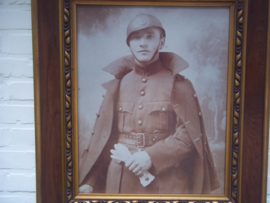 Foto Belgische soldaat met helm Model 1915 in lijst achter glas, groot 60 bij 75 cm. GEEN VERZENDING. leuk is het formaat grote foto's zijn niet gemakkelijk te vinden.