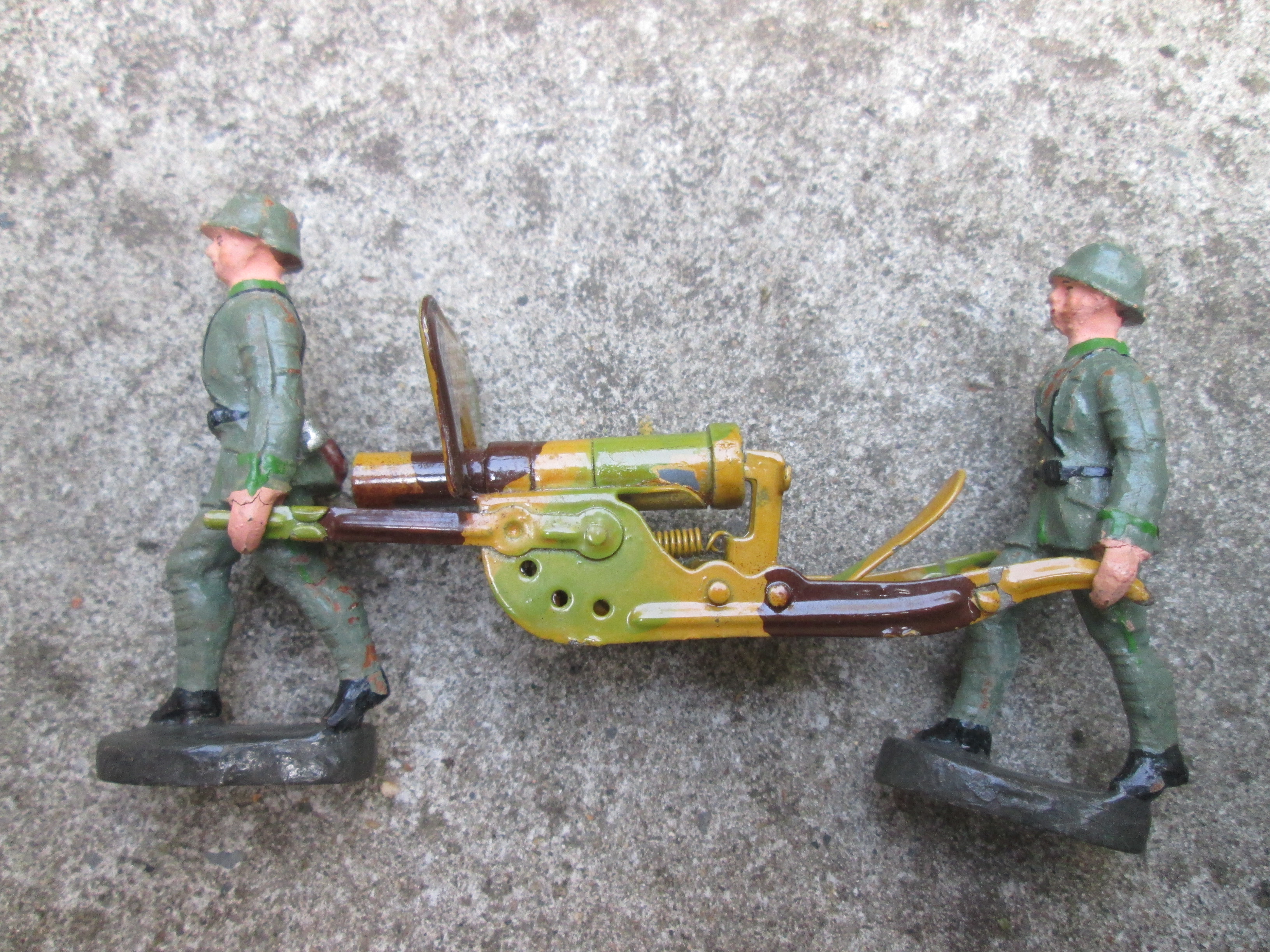 ELASTOLIN Swiss soldiers carrying a machine gun mint conditio. Zwitserse soldaten die een Machinegeweer dragen Mint staat.