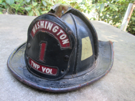USA leather firebrigade helmet in used condition. Amerikaanse leren brandweerhelm, relique, hij is zo uit de strijd gekomen, achterkant gescheurd, zeer bijzonder en geleefde helm die wat gezien heeft TOP-stuk in dit genre.