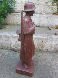 German wooden statue. handcraft. made by a german soldier who served on the Westwall in 1939-1940. Beeld Duitse soldaat, 40 cm, uit 1 stuk hout gemaakt, zeer decoratief. zeldzaam stuk.