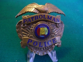 Police cap badge original Unites States Albama Patrolman. Let wel dit is een origineel en geen namaak die je tegenwoordig veel ziet en te koop zijn voor 15 euro.