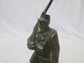Bronse belgium soldier wearing the old type uniform early 1914. Bronzen miniatuur soldaat Belgisch leger in het oude uniform.