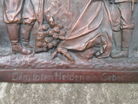 German memorial plaque. Duitse grafplaat van rood koper voor in een huis altaar ter herinnering aan de gesneuvelde. zeer nette plaat Dem Toten Helden ein Gebet. 25 bij 32 cm. leuke voorstelling TOP