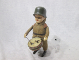 German toy soldier with helmet, not working. Duits speelgoed soldaatje Schuco, niet werkend, met Duitse helm en trommel.