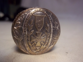 Very rare umbrella, with the French Croix du Guerre and other patriotic pictures. Paraplu ZELDZAAM met Croix de guerre en andere militaire afbeeldingen op de knop