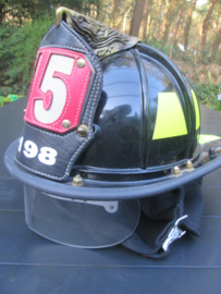 American firefighterhelmet in mint condition. Amerikaanse brandweerhelm in een zeer nette mint staat met gelaatsscherm, en bovenop de adelaar die de helmplaat vast houd. zeer leuk geheel.