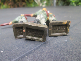 LINEOL 3 Shooting german soldiers smaler size. 3 schietende Duitse soldaten kleiner model goede staat.