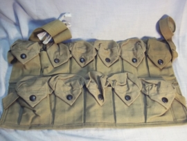 US grenate pouch dated 1918 mint condition. Amerikaans granaten vest uit 1918 mint staat. or Medical pouch, of medische tas voor noodverband.