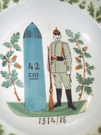 German remembrance plate artillery 1914-1916. Duits herinneringsbord aan de Dikke Bertha, 42 cm. BRUMMER, afgebeeld met artillerie soldaat 1914- 1916.