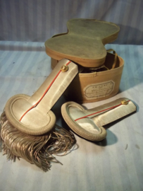 French NCO's epaulets, shoulderboards, in box with name, nice condition. Franse schouder epauletten van een Adjudant van de infanterie, op naam, in doos. goede staat.