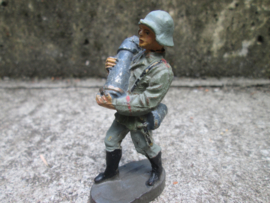 ELASTOLIN German soldier carrying a artillery shell. Duitse soldaat met kanons kogel bijzonder stuk in goede staat