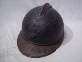 French helmet with Infantry badge and remembrance badge. Soldat de la Grande Guerre 1914-1918. Franse helm model 1915 met 1e model infanterie embleem en herinneringsplaat aan de grote oorlog.