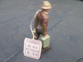LINEOL Belgium soldier carrying amo boxes with original price tag. smaler size Belgische soldaat met oud prijskaartje klein model.
