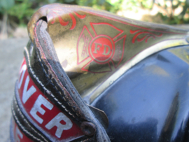 USA firebrigade helmet, used condition damaged . Amerikaanse brandweerhelm gebruikte staat met scheur aan de achterkant, niet hinderlijk, maar toch. leuke typische brandweerhelm. op naam.