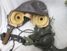 USAF FLAK M-3 helmet, with oxygen mask type A-14, leather flight helmet A-11, throat microphone and metal splitter google.Amerikaanse flak helm compleet met zuurstofmasker leren cap, keelmicrofoon and splitter bril. alles in TOP staat