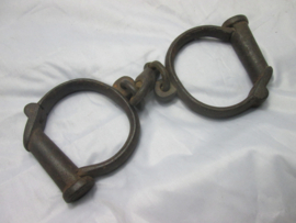 Antique police handcuffs without key. Antieke politie handboeien, helaas zonder sleutel.