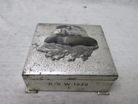 German box with steelhelmet, K.S.W. 1939. Duits doosje met daarop een metalen staalhelm en lauwertak. mooi jaren 30 doosje. afmeting is 8 bij 8 cm. zeer decoratief.