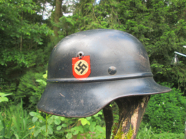 German double decal Police helmet. Duitse polizei helm. met dubbele decal geplaatst op een luftschutzhelm. werd vaak gedaan. kradfahrerhelm mooi gemerkt op naam  bijzonder stuk.