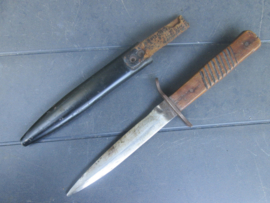 German close combat dagger used condition. Duits nahkampfmesser in schede gebruikte staat. misschien zijn de 2 strepen op het handvat wel triomf strepen.