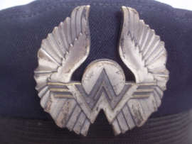 US pilot cap AMERICAN WEST, with plastic wing. Amerikaanse piloten pet van de American West vliegtuigmaatschappij, officiers model als extra de plastic wing.