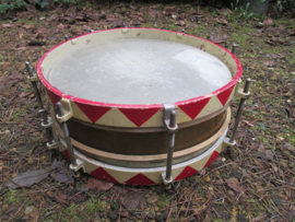 German drum of the Hitler- Jugend, with eagle drum hanger. Duitse trommel van de Hitler-Jugend, met de trommeldrager merk LEFIMA. 1 trommelvel is er niet meer bij.