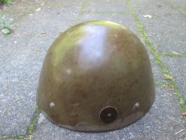 Czech helmet M1932. Tsjechische helm M32 originele bruine kleur met wit leren kussentjes. deze helmen werden na 1939 door vele nationaliteiten overgenomen Duitsland gebruikte ze vaak als luftschutzhelm.