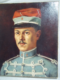 Painting French Hussard. Schilderij olie op canvas  38 bij 46 cm. afgebeeld een Franse Huzaar in atilla met kepie. Koloniale uitvoering. Chasseur de Afrique. 4e regiment 1900-1930 zeer bijzonder schilderij en duidelijk.