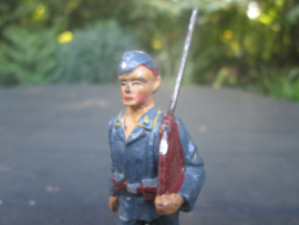 ELASTOLIN German luftwaffe soldier marching. Duitse luchtmacht soldaat marcherend. goede staat