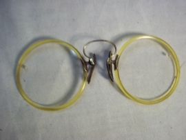 Curieuse knijpbril met gekleurde rand