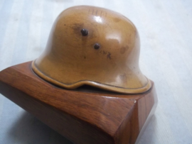 Miniature German helmet Model 1916 made of wood.  Miniatuur helm Duits WO1 gemaakt van hout, zeer apart. 10 bij 10 cm.