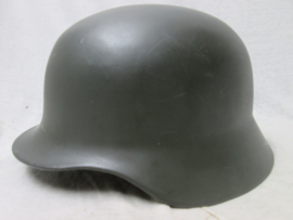 German Border Security Troops helmet B.G.S. Bundes Grenz Schutz. Duitse helm van na de oorlog, eigen model van de BGS dit model kwam na het model met de drie splitpennen zoals de oorlogshelmen, gemarkeerd.