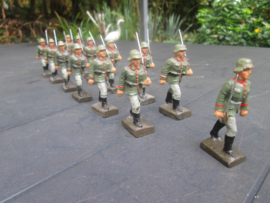 LINEOL German marching soldiers smaler size. 13 Duitse soldaten marcherend met officier. goede staat. kleiner model