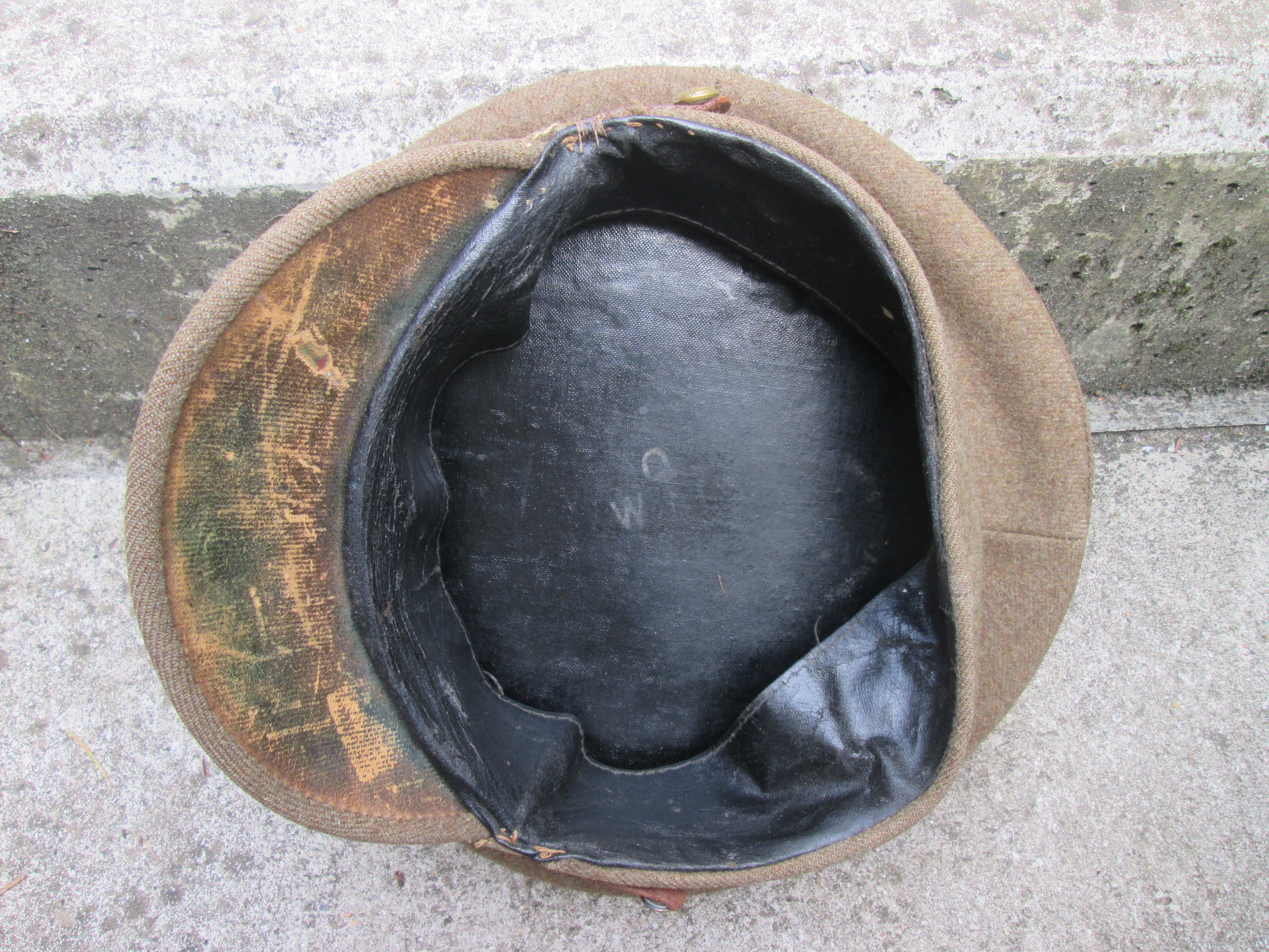 British cap with artillery badge. Engelse manschappen pet met artillerie embleem War Department gemarkeerd.