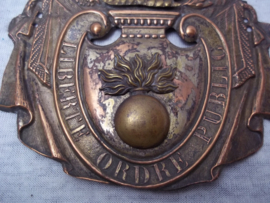 French schako plate, Franse schako plaat embleem 1831, met opgelegde haan en granaat. (meestal zijn deze meegedrukt in het embleem) LIBERTE ORDRE PUBLIC. Burgerwacht. bijzonder.