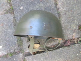 Belgium post war paratrooper helmet of the 50-60. Belgische parahelm naar Engels model met canvas riemen gebruikt in de Congo en bij het ballonspringen, goed voor reenactment.