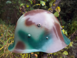 Bulgarian helmet pattern 1936 with post war camouflage. Bulgaarse helm model 1936 met naoorlogse camouflage, officieel zo gedaan.