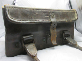 British army heavy tool case nicely marked. Engelse gereedschaps tas, zeer degelijke en zware kwaliteit. met metalen bodem, mooi gemarkeerd.