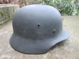 German helmet M40 with Wehrmacht decal.  Duitse helm zandgeverfd met Wehrmacht decal maat ET64. kinriem helaas gebroken binnenhelm in perfecte staat zeer nette en keurige helm.