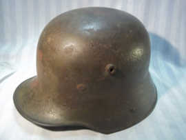 German helmet M16 with red colours camouflage, very rare with original chinstrap. Duitse helm M16 perfekte staat met camouflage vlekken 100% origineel, TOP staat helm met perfekt binnenwerk en 100% originele kleur.met origineel kinbandje