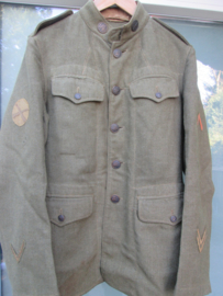 US- Army 33 rd Infantry Division uniform, complete with all insignia. Amerikaans uniform van het 33e Infanterie Divisie, mooi compleet met alle emblemen zeer goede staat.