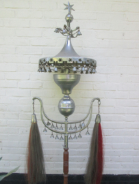 Militaire schellenboom, dit zijn bijzondere en niet hedendaagse items, welke zelden of nooit op de markt komen, mooi met de Turkse invloeden, compleet met bellen en paardenstaarten. Zeldzaam stuk. Schellenbaum.