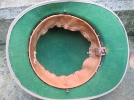 British pith helmet.early model. nicely marked with broad arrow and dated 1941. Engelse tropenhelm vroeg model, na 1942 werden er andere typen helmen uitgereikt. dit model is iets moeilijker te vinden. mooi gemarkeerd. gedragen staat.