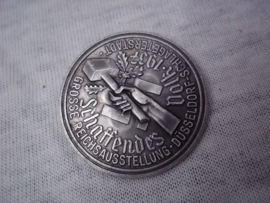 German tinnie, Rally badge. Duitse tinnie Schaffendes Volk 1937 - Grosse Reichsausstellung  - Dusseldorf - Schlageterstadt.