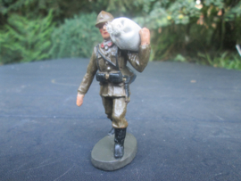 ELASTOLIN Belgium soldier carrying a sac. Belgische soldaat die een zak draagt, goede staat